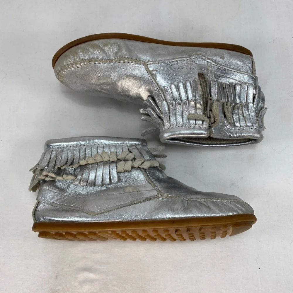 Minnetonka Youth 4 Silver Leather Fringe Zip Moccasins Rubber Sole Outdoor Wear